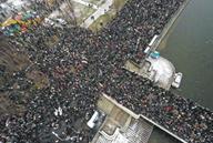 краудсорсинг, ум, толпа / Эти люди сообща умеют не только протестовать.Фото Ридус