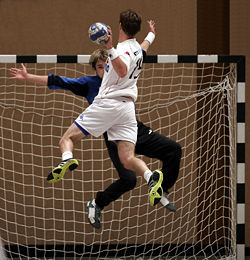 http://upload.wikimedia.org/wikipedia/commons/thumb/f/f5/Handball_07.jpg/250px-Handball_07.jpg