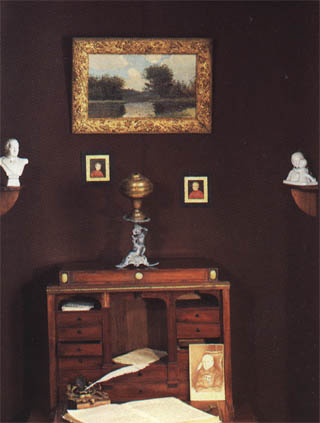 Зкспозиция Тобольского музея-заповедника. Вещи, принадлежавшие семье Фонвизиных. (Репродукция из книги Ю. Надточия "Тобольский музей-заповедник").