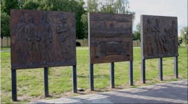 Памятник декабристам, жившим на поселении в Тобольске. Расположен в сквере рядом с Завальным кладбищем