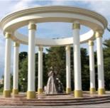 Памятник жёнам декабристов. Установлен в 2008 г.