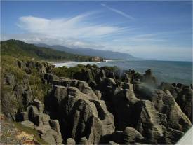 : http://www.moatrek.co.nz/images/800/tours/3_04Pancake%20Rocks%20Punakaiki.jpg