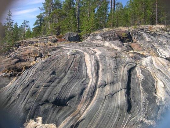 Камень-полосатик.